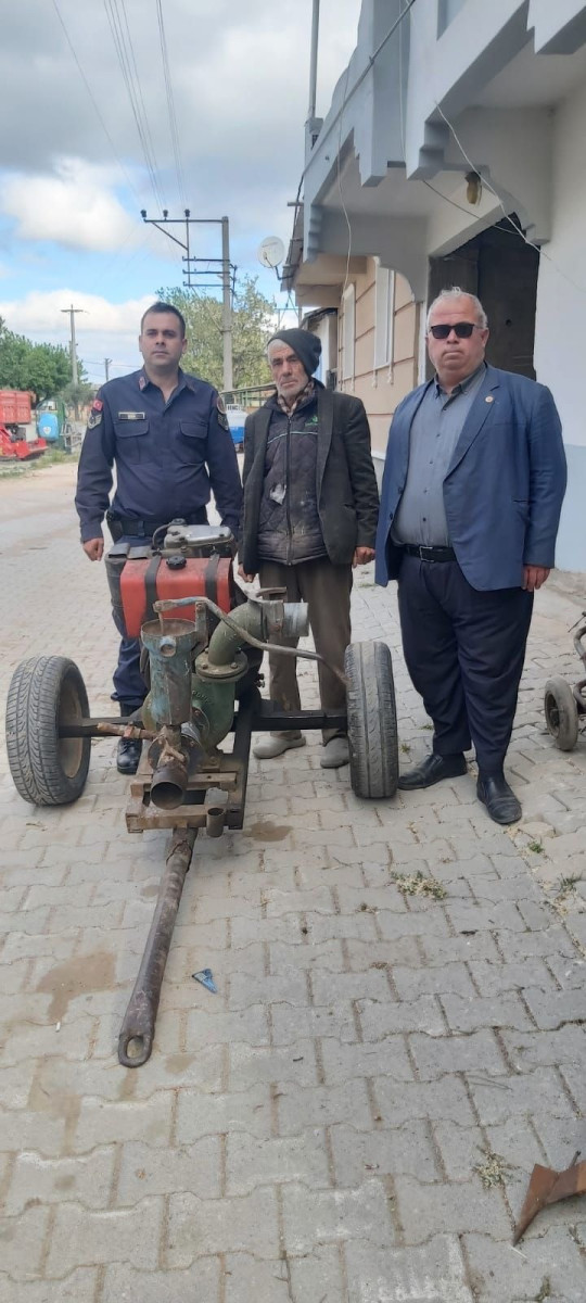 Karacabey’de tarladan su motoru çalan hırsızlar yakalandı