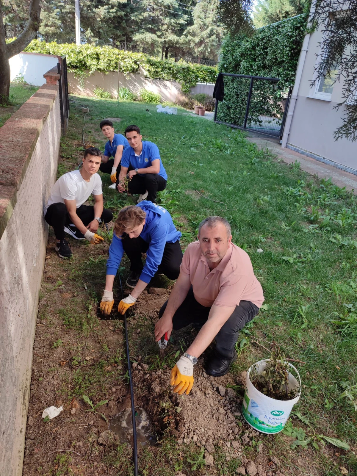 Öğrenciler gülleri toprakla buluşturdu  