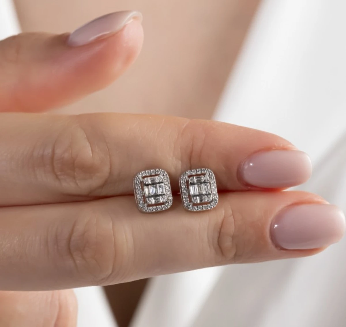 Pırlanta Küpe ve Altın Küpe Rehberi: Şıklığınızı Tamamlayan Tasarımlar